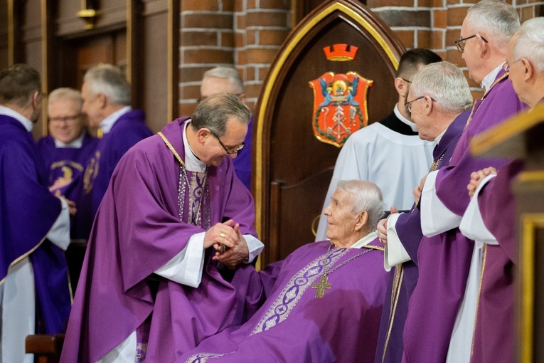 Zawierzył Bogu. 70-lecie kapłaństwa bp. Kazimierza Romaniuka