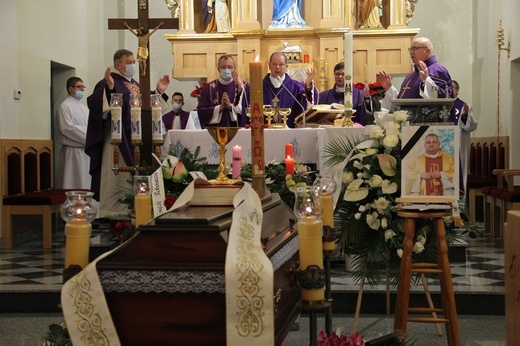 Kobyla. Ks. Zbigniew Glenc pochowany