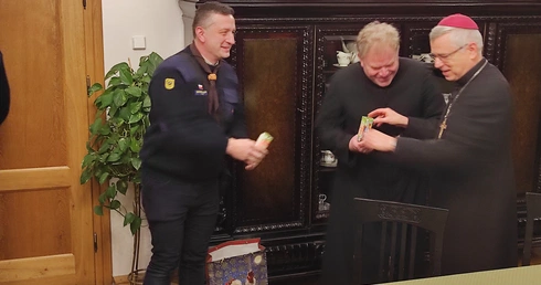 Betlejemskie Światło Pokoju u biskupa legnickiego