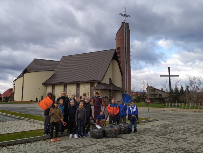 Parafia w Śwniarsku pomaga misjom w nakrętkowej akcji.