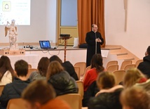 Ks. Mirosław Benedyk prowadzący spotkanie dla młodych w Świdnicy.