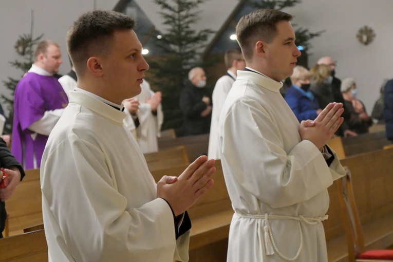 Włączenie do posługi akolitatu