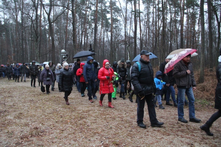 Wał Ruda - Zabawa. Droga Krzyżowa i poświęcenie kaplicy