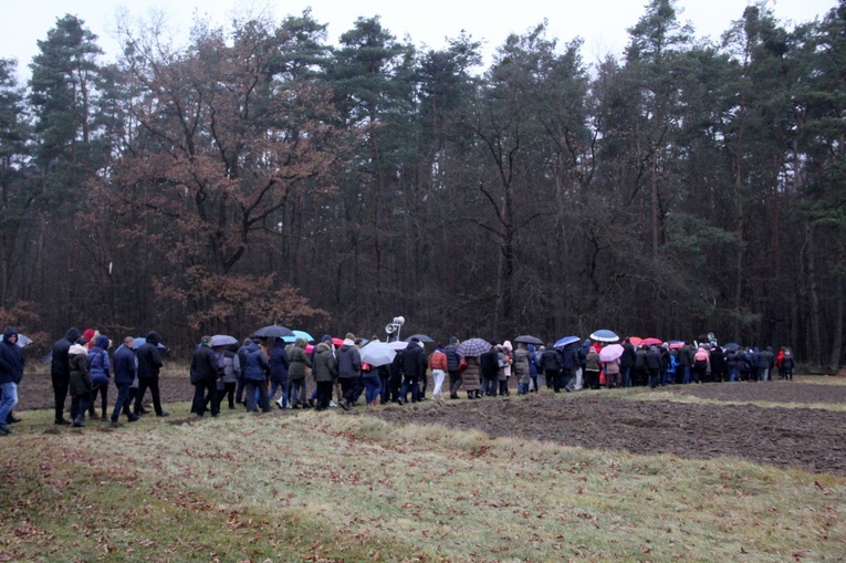 Wał Ruda - Zabawa. Droga Krzyżowa i poświęcenie kaplicy