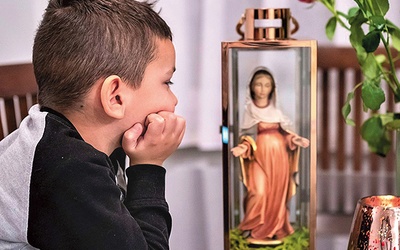 W parafii na skierniewickim Widoku codziennie inna osoba zabiera ze sobą figurę Matki Bożej.