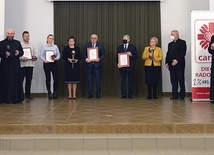 Laureaci z bp. Markiem Solarczykiem i księżmi dyrektorami Caritas Diecezji Radomskiej.