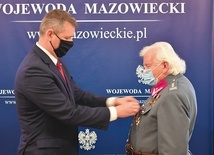 Odznaczenie wręczył Artur Standowicz.