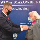 Odznaczenie wręczył Artur Standowicz.