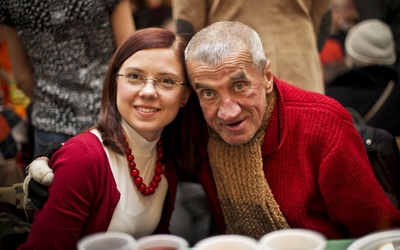 Wigilia dla samotnych to okazja do spotkania drugiego człowieka.