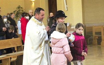 ▲	Ksiądz Józef Figiel wniósł relikwie bł. o. Franciszka Marii  od Krzyża Jordana.