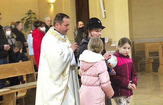 ▲	Ksiądz Józef Figiel wniósł relikwie bł. o. Franciszka Marii  od Krzyża Jordana.