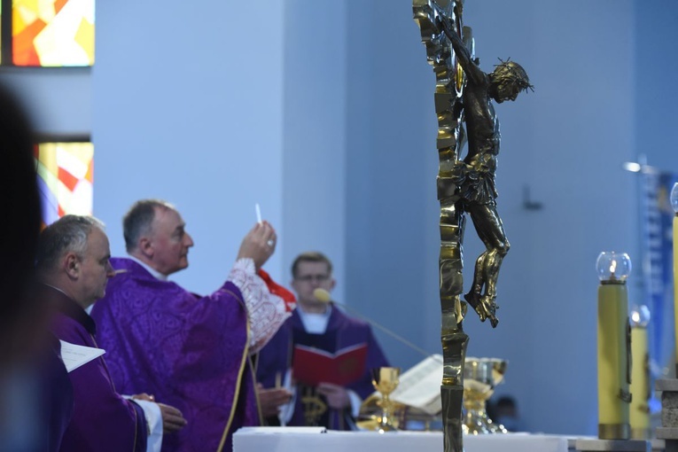 Nowe tabernakulum, krzyż i ołtarz w Starym Sączu 
