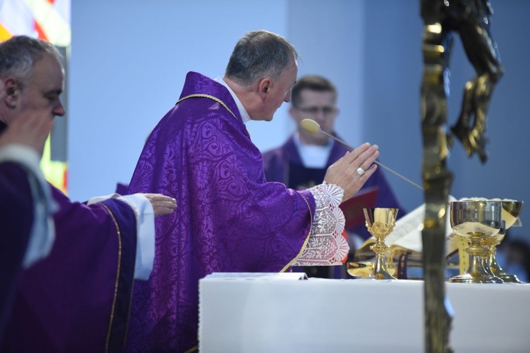 Nowe tabernakulum, krzyż i ołtarz w Starym Sączu 
