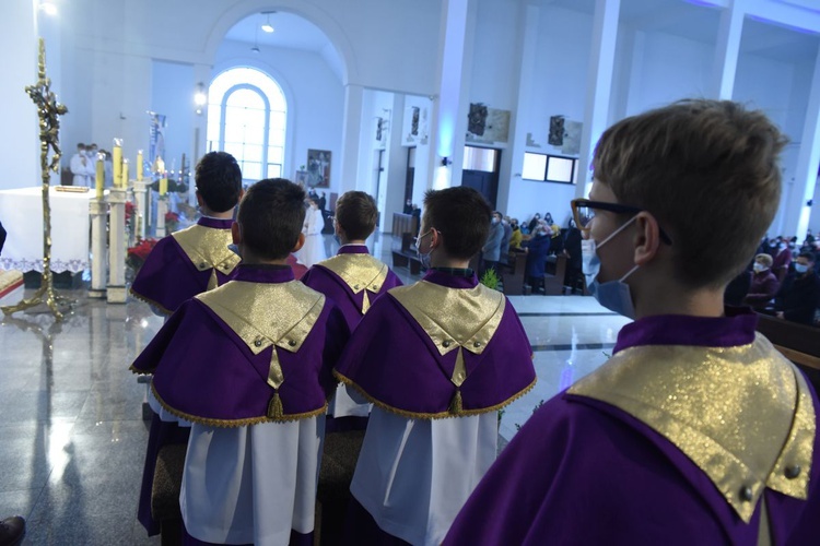 Nowe tabernakulum, krzyż i ołtarz w Starym Sączu 