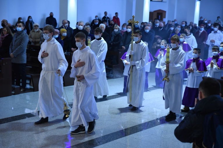 Nowe tabernakulum, krzyż i ołtarz w Starym Sączu 