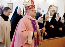 ▲	Biskup w czasie procesji wejścia. 