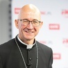 Abp Adrian Galbas  Ma 53 lata. Jest doktorem teologii duchowości.  Studiował dziennikarstwo.  W czasie dotychczasowej posługi pełnił  m.in. funkcję prefekta alumnów w Wyższym Seminarium Duchownym Księży Pallotynów w Ołtarzewie. W latach 2011–2019  był prowincjałem Prowincji Zwiastowania Pańskiego w Poznaniu, a następnie biskupem pomocniczym diecezji ełckiej.