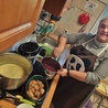 ▲	Siostra Anna Bałchan w kuchni ośrodka.