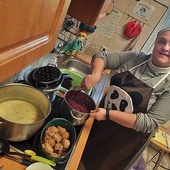 ▲	Siostra Anna Bałchan w kuchni ośrodka.