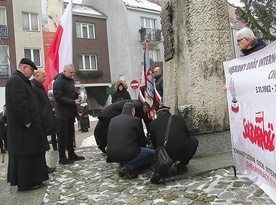 ▲	Pod pomnikiem św. Jana Pawła II delegacje złożyły wiązanki kwiatów.