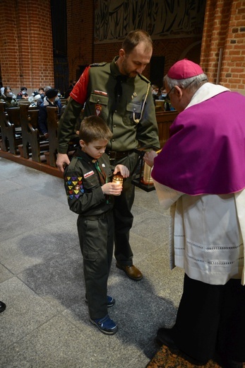 Betlejemskie Światło Pokoju w katedrze opolskiej