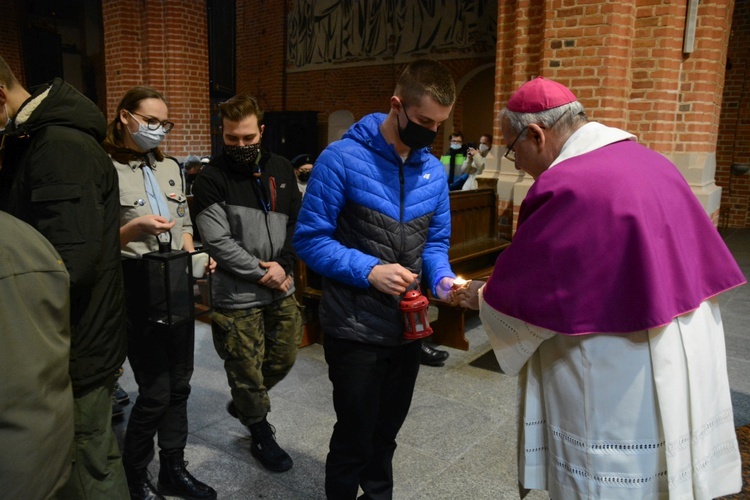 Betlejemskie Światło Pokoju w katedrze opolskiej