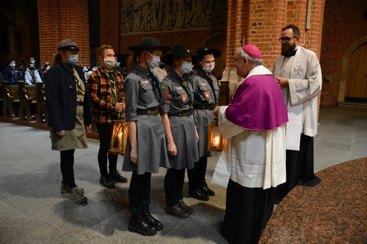 Betlejemskie Światło Pokoju w katedrze opolskiej