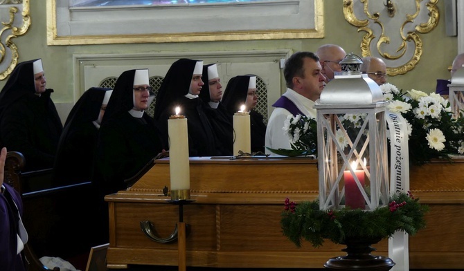 Msza św. pogrzebowa s. Michaeli Bubik w kościele św. Elżbiety w Cieszynie.