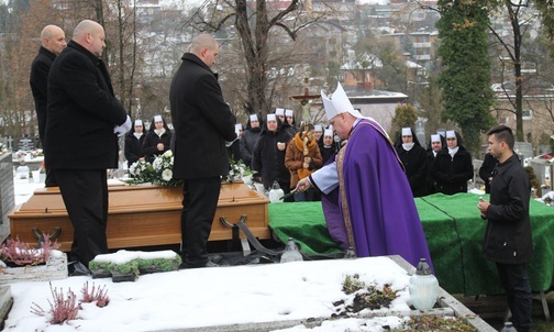 Bp Piotr Greger przewodniczył uroczystościom pogrzebowym s. Michaeli Bubik.