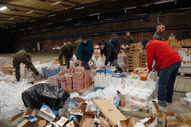 Caritas Archidiecezji Wrocławskiej. 800 paczek trafi do osób w kryzysie bezdomności