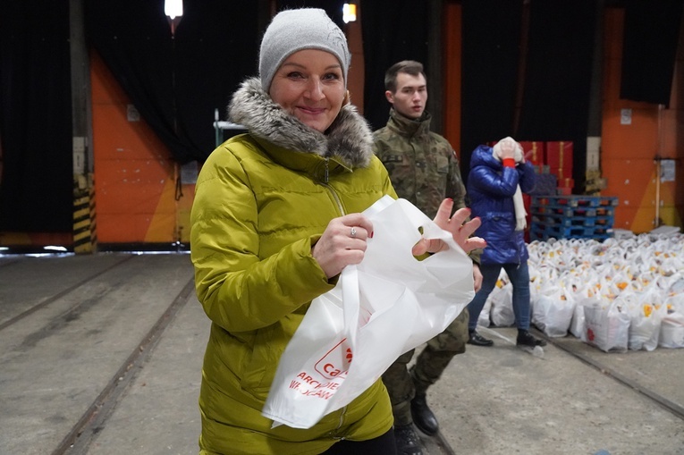 Caritas Archidiecezji Wrocławskiej. 800 paczek trafi do osób w kryzysie bezdomności