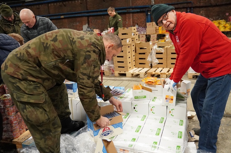 Caritas Archidiecezji Wrocławskiej. 800 paczek trafi do osób w kryzysie bezdomności