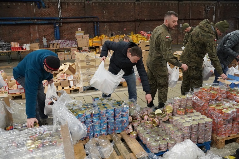 Caritas Archidiecezji Wrocławskiej. 800 paczek trafi do osób w kryzysie bezdomności