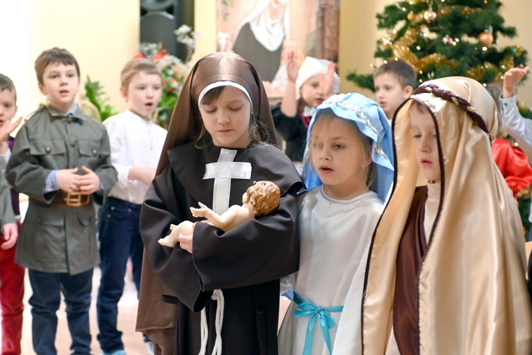 U prezentek w szopce kard. Wyszyński i Matka Czacka