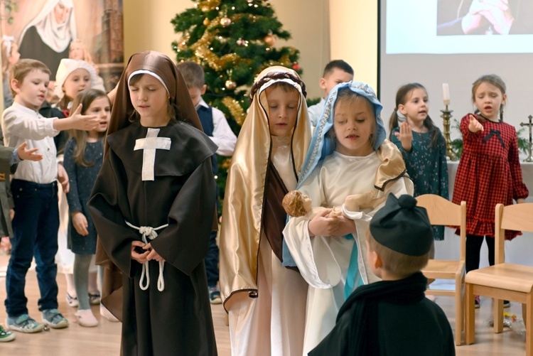 U prezentek w szopce kard. Wyszyński i Matka Czacka