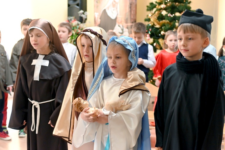 U prezentek w szopce kard. Wyszyński i Matka Czacka