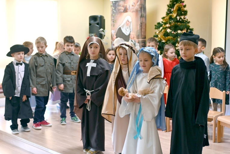 U prezentek w szopce kard. Wyszyński i Matka Czacka