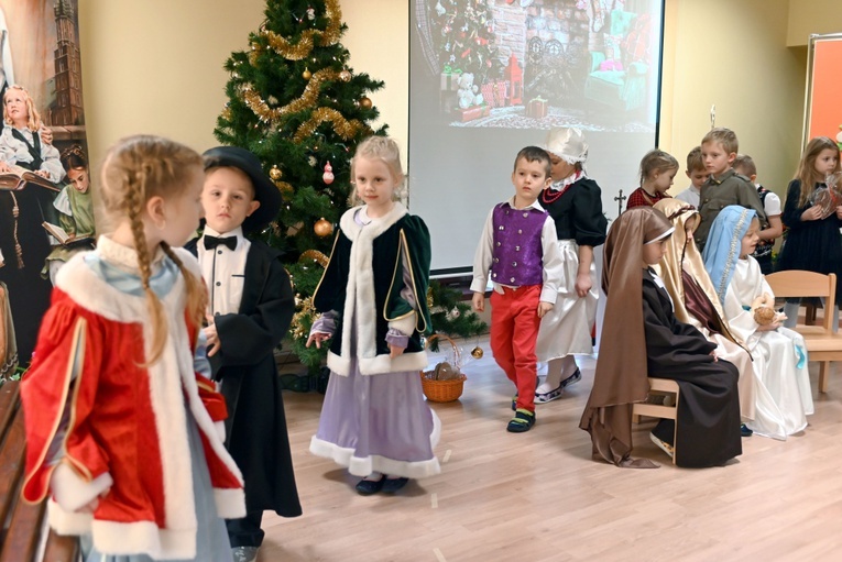 U prezentek w szopce kard. Wyszyński i Matka Czacka