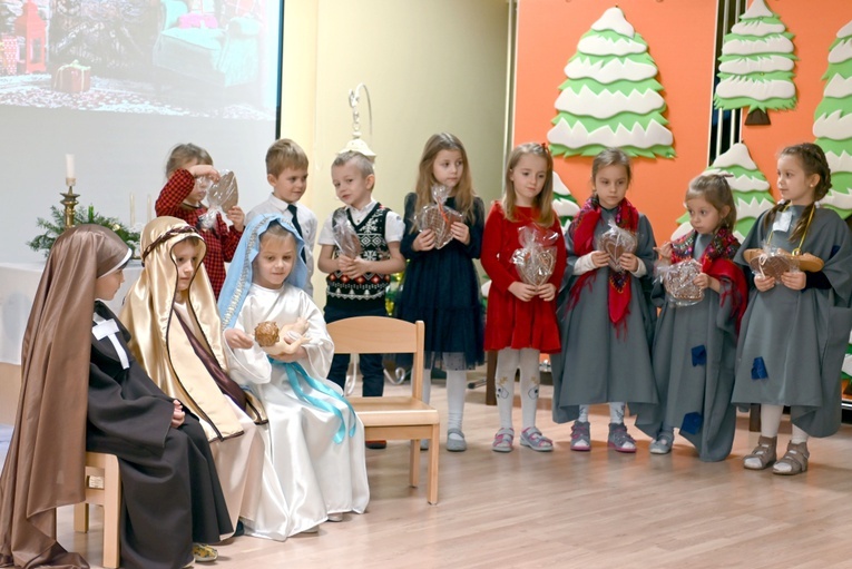 U prezentek w szopce kard. Wyszyński i Matka Czacka