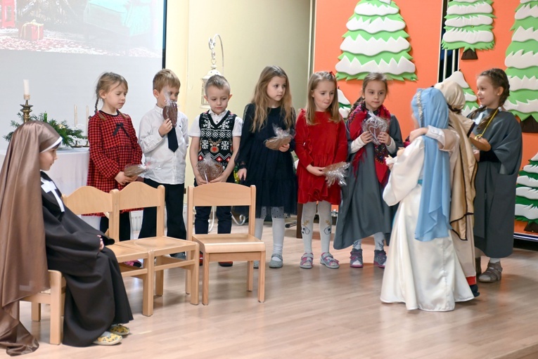 U prezentek w szopce kard. Wyszyński i Matka Czacka