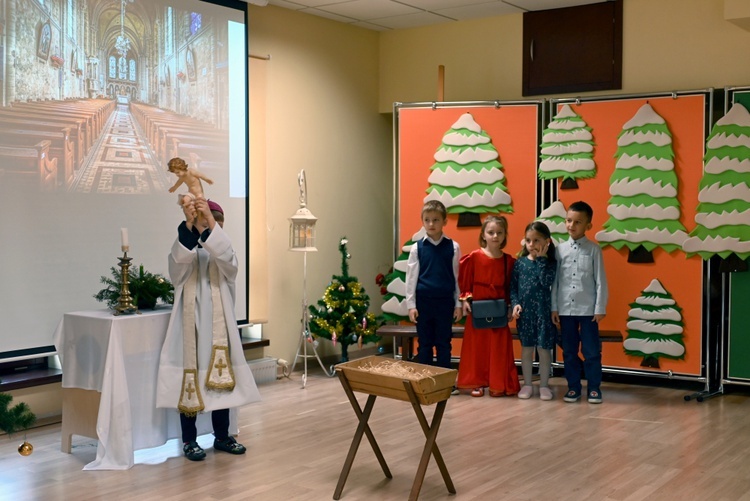 U prezentek w szopce kard. Wyszyński i Matka Czacka