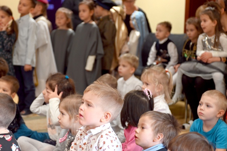 U prezentek w szopce kard. Wyszyński i Matka Czacka