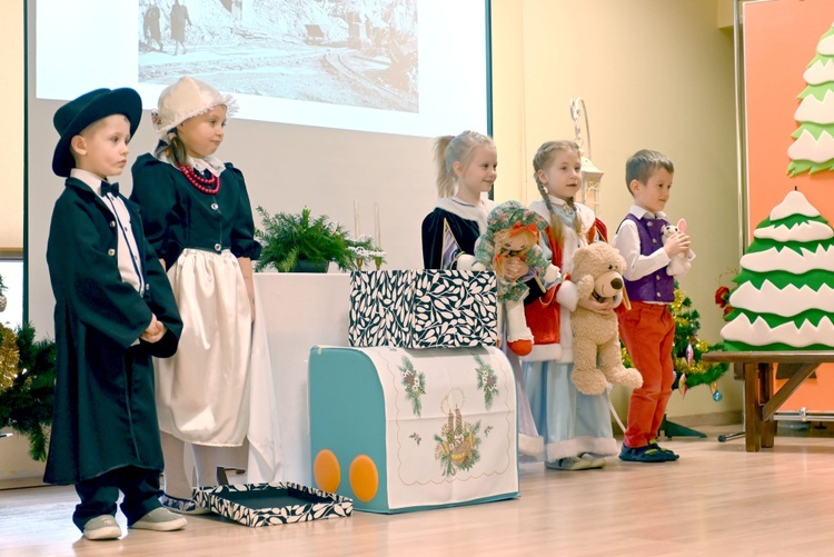 U prezentek w szopce kard. Wyszyński i Matka Czacka