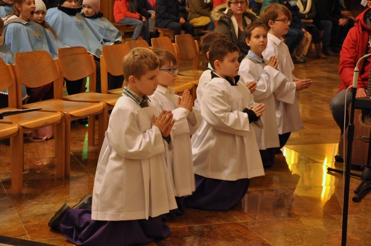 Tarnów. Nowi ministranci i deesemki w parafii pw. NSPJ