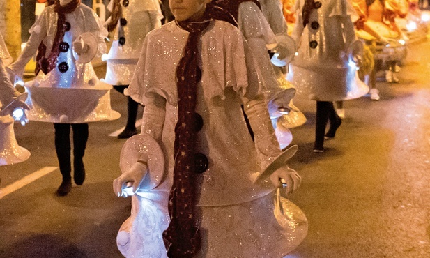 23 grudnia 2017 r. Bożonarodzeniowa parada w San Pedro  del Pinatar  w hiszpańskim  regionie Murcja.