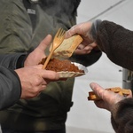 Abp Wojda na Wigilii dla potrzebujących u oo. dominikanów