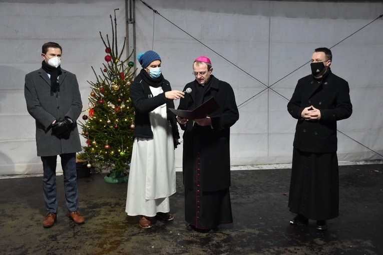 Abp Wojda na Wigilii dla potrzebujących u oo. dominikanów