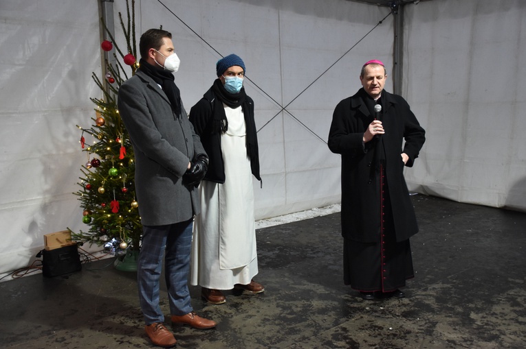 Abp Wojda na Wigilii dla potrzebujących u oo. dominikanów