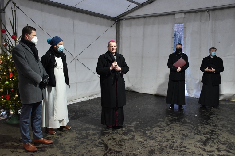 Abp Wojda na Wigilii dla potrzebujących u oo. dominikanów