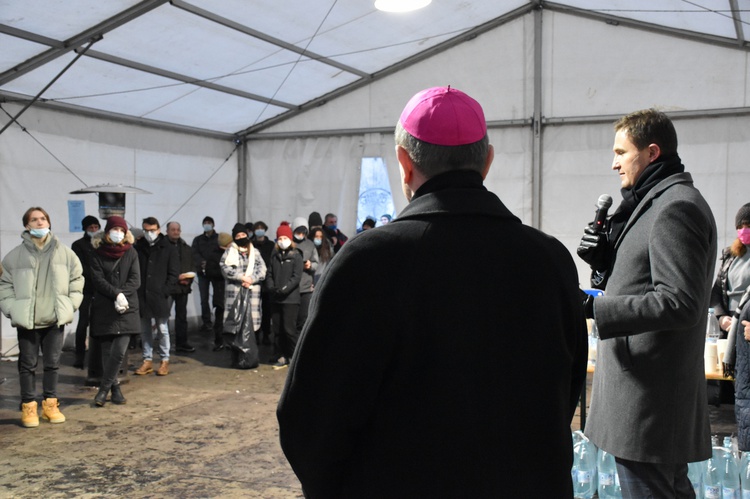 Abp Wojda na Wigilii dla potrzebujących u oo. dominikanów